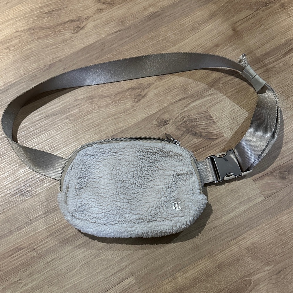 Lululemon Athletica Sherpa Belt Bag in Cream and Silver